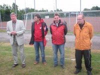 Bürgermeister Heinrich Schwarzenberg richtet Lobesworte an die Mannschaft, begleitet vom RWA-Vorsitzenden Uwe Stork und dessen Stellvertretern Udo Ewers und Rainer Marschel. Bürgermeister Heinrich Schwarzenberg richtet Lobesworte an die Mannschaft, begleitet vom RWA-Vorsitzenden Uwe Stork und dessen Stellvertretern Udo Ewers und Rainer Marschel.