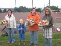 Vom RWA wurden die Frauen der Trainer und des Betreuers mit einem Blumenstrauß geehrt, da diese doch viele Stunden auf ihre Männer verzichten muss-ten. Von links: Mechthild Luttermann, Claudia Hölscher mit Sohn Lucas und Kerstin Thöne. Vom RWA wurden die Frauen der Trainer und des Betreuers mit einem Blumenstrauß geehrt, da diese doch viele Stunden auf ihre Männer verzichten muss-ten. Von links: Mechthild Luttermann, Claudia Hölscher mit Sohn Lucas und Kerstin Thöne.