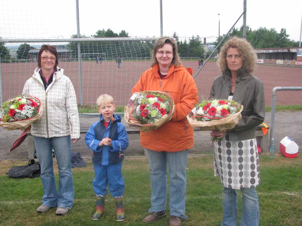 Vom RWA wurden die Frauen der Trainer und des Betreuers mit einem Blumenstrauß geehrt, da diese doch viele Stunden auf ihre Männer verzichten muss-ten. Von links: Mechthild Luttermann, Claudia Hölscher mit Sohn Lucas und Kerstin Thöne. Vom RWA wurden die Frauen der Trainer und des Betreuers mit einem Blumenstrauß geehrt, da diese doch viele Stunden auf ihre Männer verzichten muss-ten. Von links: Mechthild Luttermann, Claudia Hölscher mit Sohn Lucas und Kerstin Thöne.