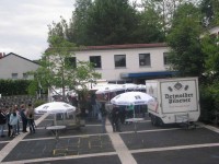 Nach einem heftigen Regenschauer um 19:30 Uhr waren anfangs nur wenige Besucher beim RWA-Dämmerschoppen auf dem Schulhof. Nach einem heftigen Regenschauer um 19:30 Uhr waren anfangs nur wenige Besucher beim RWA-Dämmerschoppen auf dem Schulhof.