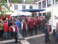 Bei später trockenem Wetter besserte sich der Be-such, bei kühlen Getränken sowie am Würstchen- und Frittenstand wurde viel geklönt. Bei später trockenem Wetter besserte sich der Be-such, bei kühlen Getränken sowie am Würstchen- und Frittenstand wurde viel geklönt.