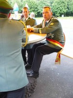 Der Hauptmann des noch amtierenden Schützenkönigs Guido Nillies sitzt entspannt an der Theke