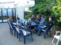 Vogelbauer Dietmar Ahrens Der Vogelbauer Dietmar Ahrens (1. v.r.) mit Gästen zur 'Vogelabnahme'