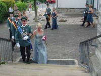 Das Schützenfest in Alfen begann mit einer festlichen Messe in der Pfarrkirche. Der Spielmannszug holte den Hofstaat ab und geleitete ihn zur Kirche. Die angekündigten Gewitter waren ausgeblieben und so strahlte der Himmel und da Königspaar Lohmann um die Wette.