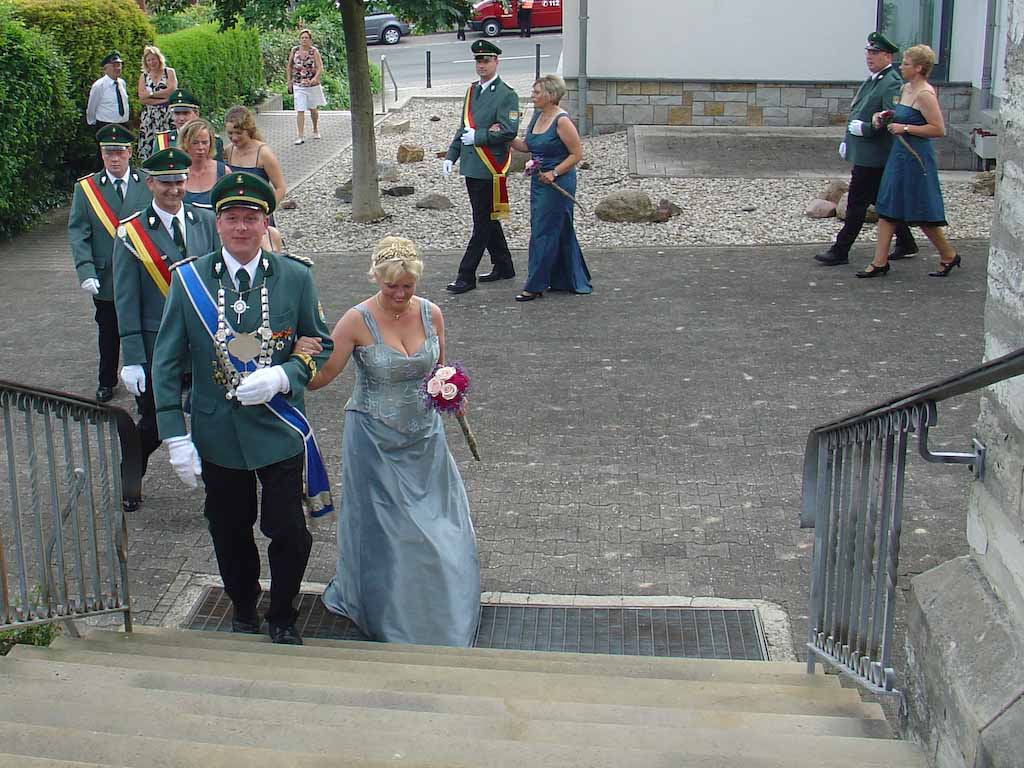 Das Schützenfest in Alfen begann mit einer festlichen Messe in der Pfarrkirche. Der Spielmannszug holte den Hofstaat ab und geleitete ihn zur Kirche. Die angekündigten Gewitter waren ausgeblieben und so strahlte der Himmel und da Königspaar Lohmann um die Wette. Das Schützenfest in Alfen begann mit einer festlichen Messe in der Pfarrkirche. Der Spielmannszug holte den Hofstaat ab und geleitete ihn zur Kirche. Die angekündigten Gewitter waren ausgeblieben und so strahlte der Himmel und da Königspaar Lohmann um die Wette.