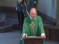 In seiner Predigt erläuterte Pastor Bischoff, dass das Schützenwesen weniger mit Schießen sondern mehr mit Schützen zu tun hat. Das Schützen von Glaube, Sitte und Heimat ist das Anliegen der Schützen.