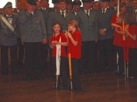 Oberst Drüke ehrte die Jubelkönige, sowie das Königspaar und den Hofstaat. Unter den Fahnenschwenkern waren zwei Geburtstagskinder. Linda Wischer wurde 11 und Viktoria Scheffler 4 Jahre alt.