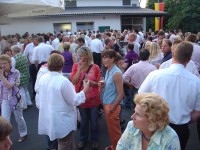 Bei dem optimalen Sommerwetter war es nicht nur in der Halle voll, sondern auch auf dem Schützenplatz traf man sich
