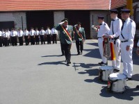 Oberst Drüke heißt die angetretenen Schützen willkommen und stellt fest, dass der liebe Gott auch ein Alfener Schütze gewesen sein muss, da er ein solches Wetter für den heutigen Umzug ermöglicht hat Oberst Drüke heißt die angetretenen Schützen willkommen und stellt fest, dass der liebe Gott auch ein Alfener Schütze gewesen sein muss, da er ein solches Wetter für den heutigen Umzug ermöglicht hat