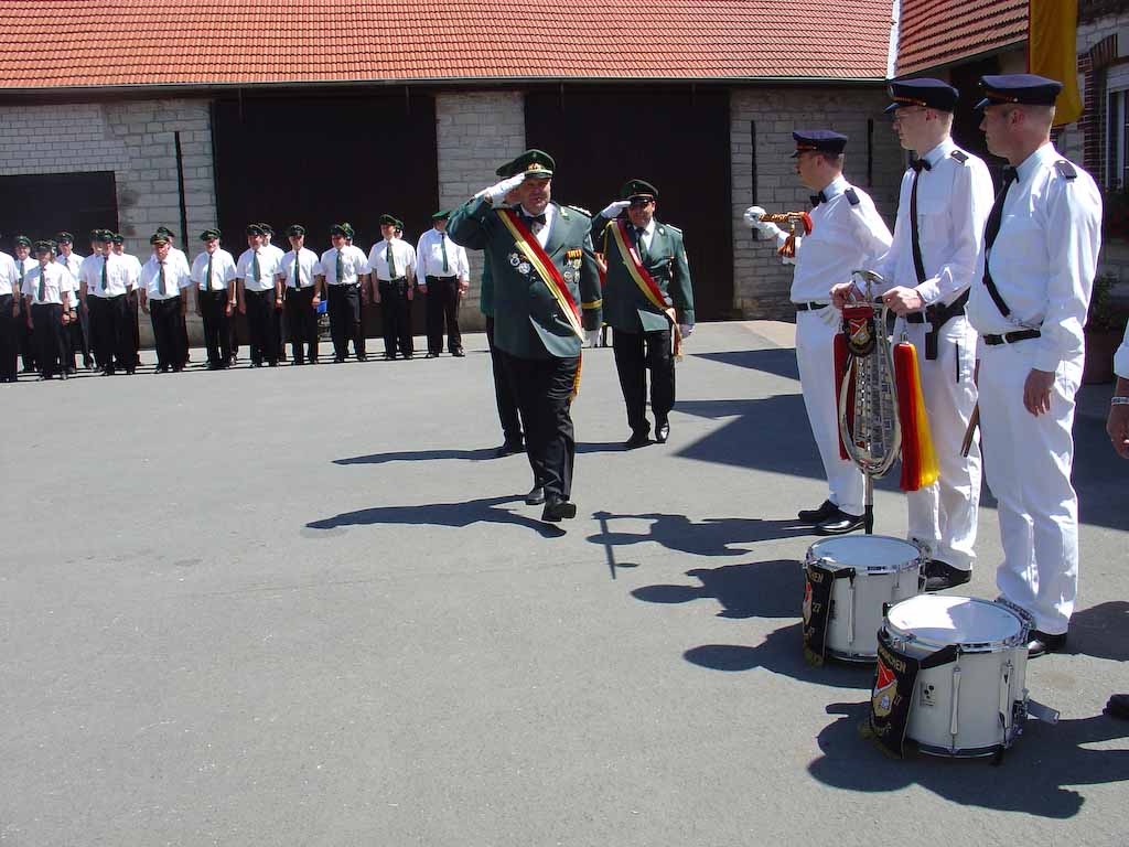 Oberst Drüke heißt die angetretenen Schützen willkommen und stellt fest, dass der liebe Gott auch ein Alfener Schütze gewesen sein muss, da er ein solches Wetter für den heutigen Umzug ermöglicht hat Oberst Drüke heißt die angetretenen Schützen willkommen und stellt fest, dass der liebe Gott auch ein Alfener Schütze gewesen sein muss, da er ein solches Wetter für den heutigen Umzug ermöglicht hat