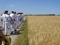 Von der Tudorfer Straße ging es über den Rotdornweg zum Kottenberg und weiter zur Ziegelei. Dort wartete schon das Königspaar. Von der Tudorfer Straße ging es über den Rotdornweg zum Kottenberg und weiter zur Ziegelei. Dort wartete schon das Königspaar.
