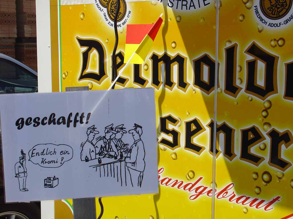 Auf dem Weg zum König waren Schilder zur Motivation aufgestellt. Angekündigt wurde ein Kromi. Hier das letzte dieser Schilder, allerdings vor einer Detmolder Werbung ;-) Auf dem Weg zum König waren Schilder zur Motivation aufgestellt. Angekündigt wurde ein Kromi. Hier das letzte dieser Schilder, allerdings vor einer Detmolder Werbung ;-)
