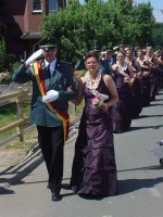 Die Kleider der Damen fanden allgemeinen Beifall Die Kleider der Damen fanden allgemeinen Beifall