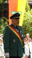 Major Bernhard Mura dirigiert mit seiner kräftigen Stimme souverän das Bataillon Major Bernhard Mura dirigiert mit seiner kräftigen Stimme souverän das Bataillon