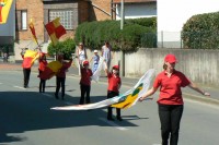 Der Umzug wurde auch durch die Fahnenschwenker des Schützenverein und der Leitung von Michaela Drüke-Scheffler begleitet Der Umzug wurde auch durch die Fahnenschwenker des Schützenverein und der Leitung von Michaela Drüke-Scheffler begleitet