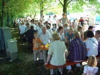 Auch der Biergarten unter den Kastanien vor der Halle wurde gern angenommen. Es sollen sogar schon Besucher während des Umzuges Tische reserviert haben Auch der Biergarten unter den Kastanien vor der Halle wurde gern angenommen. Es sollen sogar schon Besucher während des Umzuges Tische reserviert haben