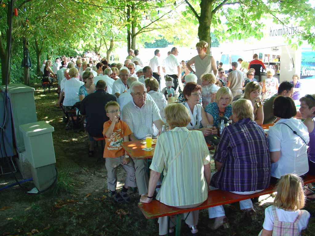 Auch der Biergarten unter den Kastanien vor der Halle wurde gern angenommen. Es sollen sogar schon Besucher während des Umzuges Tische reserviert haben Auch der Biergarten unter den Kastanien vor der Halle wurde gern angenommen. Es sollen sogar schon Besucher während des Umzuges Tische reserviert haben
