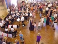 Die erwartungsvollen Kinder mussten nur einige Minuten auf den Beginn des Kindertanzes warten. König Claus und Königin Stephanie führten eine lange Polonaise durch die Halle an. Die erwartungsvollen Kinder mussten nur einige Minuten auf den Beginn des Kindertanzes warten. König Claus und Königin Stephanie führten eine lange Polonaise durch die Halle an.