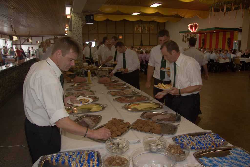 Nachdem der Spielmannszug dafür gesorgt hat, dass alle Vorstandsmitglieder rechtzeitig geweckt wurden, traf man sich zum Schützenfrühstück in der Halle. In zwei Gruppe wurde jeweils ungefähr 25 Ständchen gebracht. Eine unglaubliche Arbeit, aber es hat sich gelohnt, die Halle war voll Nachdem der Spielmannszug dafür gesorgt hat, dass alle Vorstandsmitglieder rechtzeitig geweckt wurden, traf man sich zum Schützenfrühstück in der Halle. In zwei Gruppe wurde jeweils ungefähr 25 Ständchen gebracht. Eine unglaubliche Arbeit, aber es hat sich gelohnt, die Halle war voll