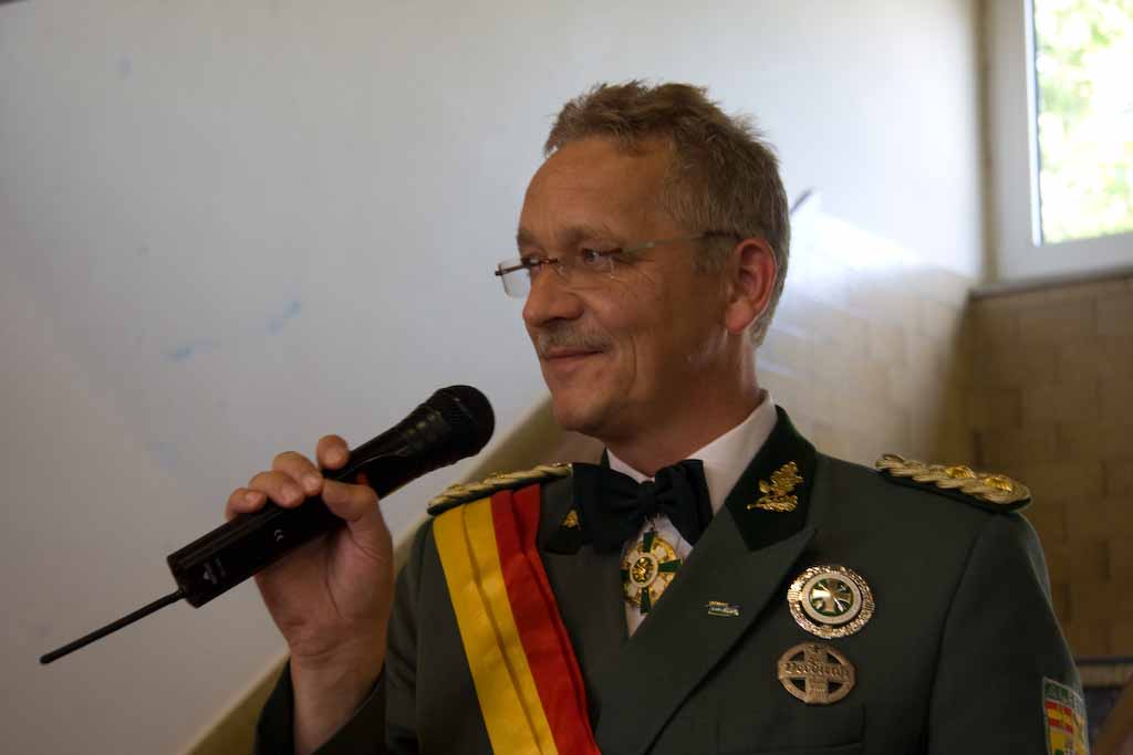 Auch die Spendenliste konnte man die vielen Freunde der Alfener Schützenfamilie erkennen. Die offene und fröhliche Atmosphäre des Alfener Schützenfrühstücks hatte sich herumgesprochen und viele Freunde und Förderer angelockt. Leider kann es bei einer so langen Liste schon mal passieren, dass ein Name durchrutscht: Die Firma Getränke Dreps gehört natürlich auch zu den Förderen der Alfener Schützen Auch die Spendenliste konnte man die vielen Freunde der Alfener Schützenfamilie erkennen. Die offene und fröhliche Atmosphäre des Alfener Schützenfrühstücks hatte sich herumgesprochen und viele Freunde und Förderer angelockt. Leider kann es bei einer so langen Liste schon mal passieren, dass ein Name durchrutscht: Die Firma Getränke Dreps gehört natürlich auch zu den Förderen der Alfener Schützen