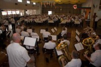 Kurzer Hand wurden Liedzettel verteilt und zusammen mit dem Spielmannszug und dem Musikverein der Marsch "Alte Kameraden" gemeinsam angestimmt. Kurzer Hand wurden Liedzettel verteilt und zusammen mit dem Spielmannszug und dem Musikverein der Marsch "Alte Kameraden" gemeinsam angestimmt.