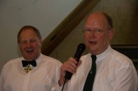 Pastor Bischoff war der Meinung, dass zu einem geselligen Beisammensein auch ein gemeinsames Lied gehört. "Wo gesungen wird, da lass dich nieder" heißt es in einer Redensart und da man sich zum Schützenfrühstück gern niederlässt, darf ein gemeinsames Lied nicht fehlen. Pastor Bischoff war der Meinung, dass zu einem geselligen Beisammensein auch ein gemeinsames Lied gehört. "Wo gesungen wird, da lass dich nieder" heißt es in einer Redensart und da man sich zum Schützenfrühstück gern niederlässt, darf ein gemeinsames Lied nicht fehlen.