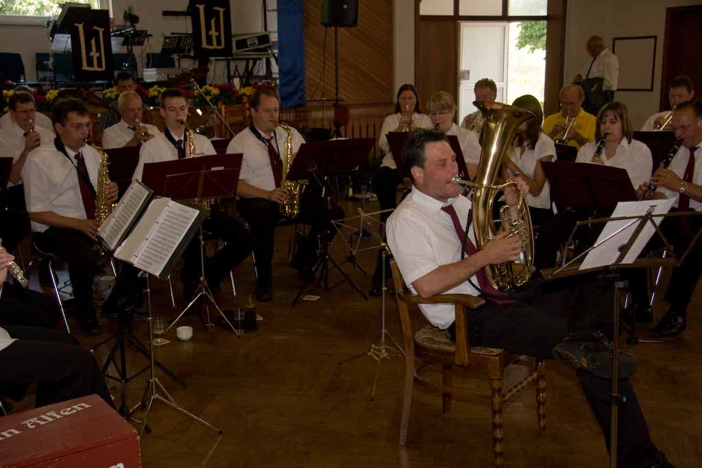 Der Dirigent und musikalischer Leiter des Musikvereins, Johann-Baptist Müller, ließ es sich nicht nehmen selbst auch noch ein Solo zu präsentieren. Das Orchester machte es ihm nicht einfach, doch souverän spielte er "Posaunen Freuden" auf seinem Horn. Der Dirigent und musikalischer Leiter des Musikvereins, Johann-Baptist Müller, ließ es sich nicht nehmen selbst auch noch ein Solo zu präsentieren. Das Orchester machte es ihm nicht einfach, doch souverän spielte er "Posaunen Freuden" auf seinem Horn.