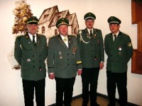 Hier der neue geschäftsführende Vorstand: (von links) Oberstleutnant Ulrich Ziebart Oberst Josef Drüke 1. Kassierer Michael Hartmann Brudermeister Konrad Hansmeier Weiter wurden folgende Wahlen durchgeführt: 1. Schriftführer Gerd Gürntke Major Bernhard Muro Schießmeister Hans-Georg Igges Fähnrich Karl-Heinz Reinstädler Fahnenoffizier Reinhard Meyer Fahnenoffizier Jürgen Nilies Fähnrich Wolfgang Wenzel Fahnenoffizier Theo Bohnensteffen Fahnenoffizier Friedhelm Reinstädler 2. Kassierer Anton Reike 2. Schriftführer Alfons Hansmeier Hier der neue geschäftsführende Vorstand: (von links) Oberstleutnant Ulrich Ziebart Oberst Josef Drüke 1. Kassierer Michael Hartmann Brudermeister Konrad Hansmeier Weiter wurden folgende Wahlen durchgeführt: 1. Schriftführer Gerd Gürntke Major Bernhard Muro Schießmeister Hans-Georg Igges Fähnrich Karl-Heinz Reinstädler Fahnenoffizier Reinhard Meyer Fahnenoffizier Jürgen Nilies Fähnrich Wolfgang Wenzel Fahnenoffizier Theo Bohnensteffen Fahnenoffizier Friedhelm Reinstädler 2. Kassierer Anton Reike 2. Schriftführer Alfons Hansmeier