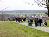 Ungefähr 80 Erwachsene und Kinder machten sich auf den Weg