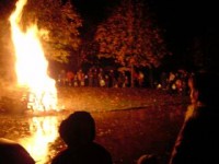 Danach startete der Umzug. Aufgrund des schlechten Wettern ging es nur einmal um die Schützenhalle, mit einem Zwischenstop beim Lagerfeuer