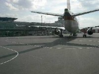 und über das Flugfeld.
