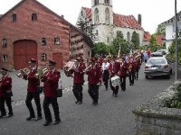 Danach ging es mit musikalischer Begleitung des Musikvereins zur Schützenhalle