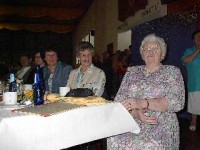Dieses vielfältige Programm kam beim Publikum gut an!  Hier im Bild: Rechts: Lene Schumacher, Ehrenvorsitzende der kfd,  Links daneben: Marita Igges, ehemalige Vorsitzende des Alfener Karnevalvereins