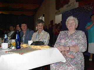 Dieses vielfältige Programm kam beim Publikum gut an! Hier im Bild: Rechts: Lene Schumacher, Ehrenvorsitzende der kfd, Links daneben: Marita Igges, ehemalige Vorsitzende des Alfener Karnevalvereins Dieses vielfältige Programm kam beim Publikum gut an! Hier im Bild: Rechts: Lene Schumacher, Ehrenvorsitzende der kfd, Links daneben: Marita Igges, ehemalige Vorsitzende des Alfener Karnevalvereins