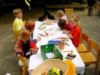 Die Kinder konnten Luftballons fliegen lassen und dafür Postkarten bemalen ... Die Kinder konnten Luftballons fliegen lassen und dafür Postkarten bemalen ...