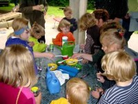 Die Kinder konnten Luftballons fliegen lassen und dafür Postkarten bemalen ... Die Kinder konnten Luftballons fliegen lassen und dafür Postkarten bemalen ...