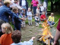 Zum Abschluss gab es für alle Stockbrot am Lagerfeuer Zum Abschluss gab es für alle Stockbrot am Lagerfeuer