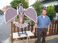 Nur die Bemalung ist noch nicht ganz abgeschlossen. Ansonsten wartet der schmucke Vogel bereits auf seinen Bezwinger. Vor dem Kaiserschießen wird der Vogel noch in der Halle zu bewundern sein.