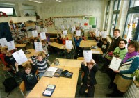 Bürgermeister Reiner Allerdissen und Schulleiterin Judith Hillenkötter (rechts) überrechten die Urkunden. Jetzt hofft die Schule, dass nach diesem Erfolg auch Lehrerin Imke Wieseler (vorne, rechts) nach sechs Jahren endlich eine feste Anstellung an der Schule bekommt