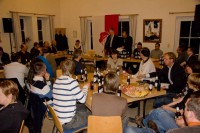 Neuwahlen des Vorstandes Anschließend standen die Wahlen des Vorstandes auf der Tagesordnung. Einstimmig wurde Uwe Stork in seinem Amt bestätigt. Ebenso die stellvertretenden Vorsitzenden Udo Ewers, Rainer Marschel und Mehdi Shames. Ebenfalls einstimmig gewählt wurden die Abteilungsleiter: Fußball - Jens Puda, Tischtennis - Reinhard Drüke, Volleyball - Robert Brabandt, Handball - Peter Kather. Die Breitensport-Abteilung übernimmt Sonja Hoburgs. Bestätigt wurden auch die Platzwarte Uwe Schilling und Horst Hölscher.