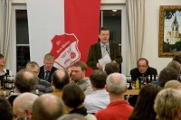 Grußwort des Bürgermeisters Nach den Wahlen richtete Bürgermeister Rainer Allerdissen sein Grußwort an die Alfener Sportler. Aktuelles Thema war natürlich der Antrag des Sportvereins auf die Renovierung des Aschenplatzes zum Kunstrasenplatz. Wie sich im Nachhinein herausstellte hatte einen Tag zuvor der Bauausschuss einem Antrag zum Umbau des Alfener Platzes im Jahr 2010 zugestimmt (Bericht im Westfalen-Blatt). Davon berichtete Bürgermeister Allerdissen nicht. Im Gegenteil sprach er davon, dass der Platz im Finanzplan für das Jahr 2011 vorgesehen ist.