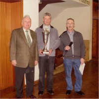 Übergabe des Willy Keck Pokals an den Hauptmann der Ost-Kompanie Norbert Pasel (mitte) durch Willy Keck (links) und Josef Koch (rechts) Übergabe des Willy Keck Pokals an den Hauptmann der Ost-Kompanie Norbert Pasel (mitte) durch Willy Keck (links) und Josef Koch (rechts)