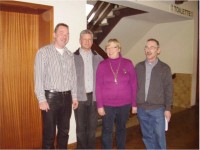 Die drei platzierten Schützen der Battalionsmeisterschaft von links Guido Nillies, Norbert Pasel und Monika Koch mit Schießmeister Jos Die drei platzierten Schützen der Battalionsmeisterschaft von links Guido Nillies, Norbert Pasel und Monika Koch mit Schießmeister Jos