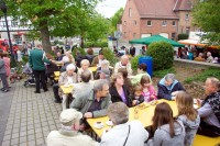 Bei Kaffee und Kuchen vor dem Bürgerhaus Bei Kaffee und Kuchen vor dem Bürgerhaus