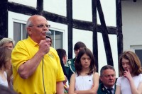 Josef Lüke sagt die Tänzer an und bedankt sich bei allen Helfern und Mitwirkenden Josef Lüke sagt die Tänzer an und bedankt sich bei allen Helfern und Mitwirkenden