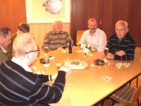 Gespanntes Warten auf die nächste Ziehung bei der Tombola Gespanntes Warten auf die nächste Ziehung bei der Tombola