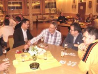 Entspanntes Warten auf die nächste Ziehung bei der Tombola Entspanntes Warten auf die nächste Ziehung bei der Tombola