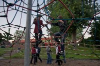 Auf dem Schulhof gibt es für die Kinder Gelegenheit zum gemeinsamen spielen Auf dem Schulhof gibt es für die Kinder Gelegenheit zum gemeinsamen spielen