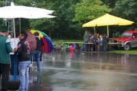 Während eines Schauers flohen die Zuschauer in die Halle, nicht aber die Schützen, die hielten am Schießstand aus Während eines Schauers flohen die Zuschauer in die Halle, nicht aber die Schützen, die hielten am Schießstand aus