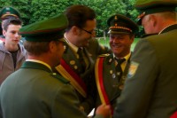 Nachdem der Vogel gefallen war wurde Dietmar Ahrens mit Glückwünschen bedacht Nachdem der Vogel gefallen war wurde Dietmar Ahrens mit Glückwünschen bedacht